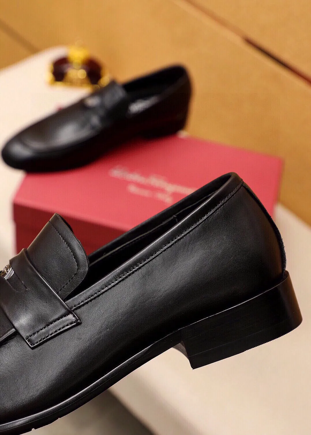 Men's shoes 💰520 💐 Product trademark: Ferragamo "Ferragamo" casual leather shoes Regular size: 38-44 (45🉑️customized) Product materials: Selected imported first-layer calfskin upper + original hardware buckle, imported water-dyed cowhide leather lining. Strong three-dimensional visual effect, combined outsole Color: 2⃣️colors available